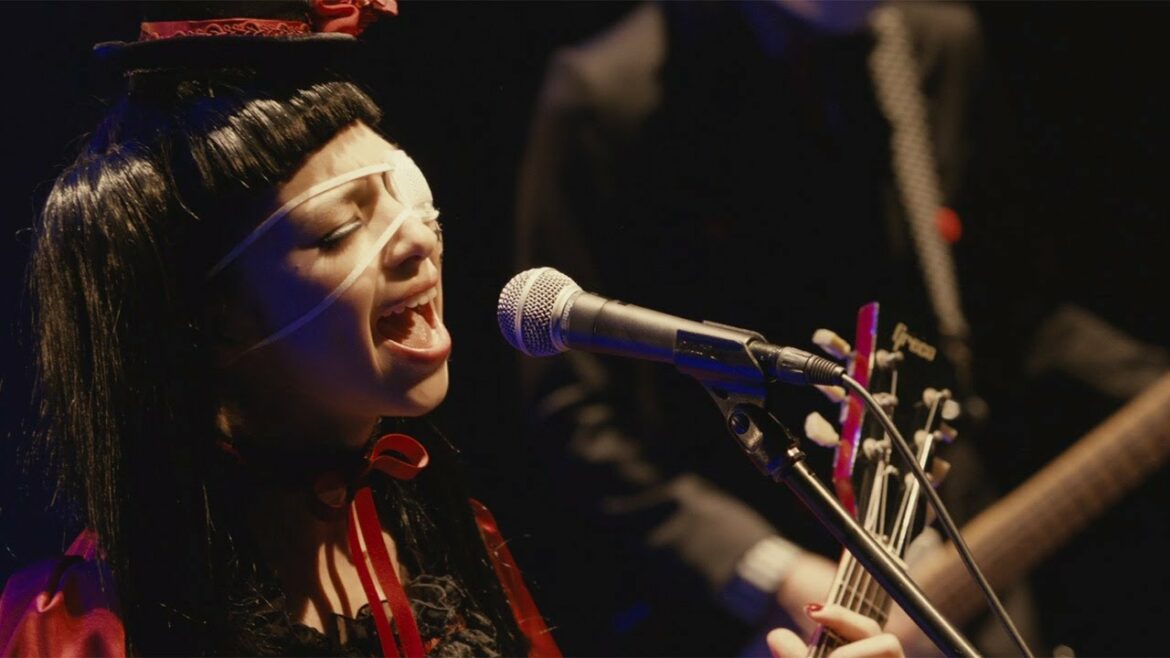 中条あやみ、“ハイトーンボイス”の歌唱シーン公開 実写「覆面系ノイズ」予告編