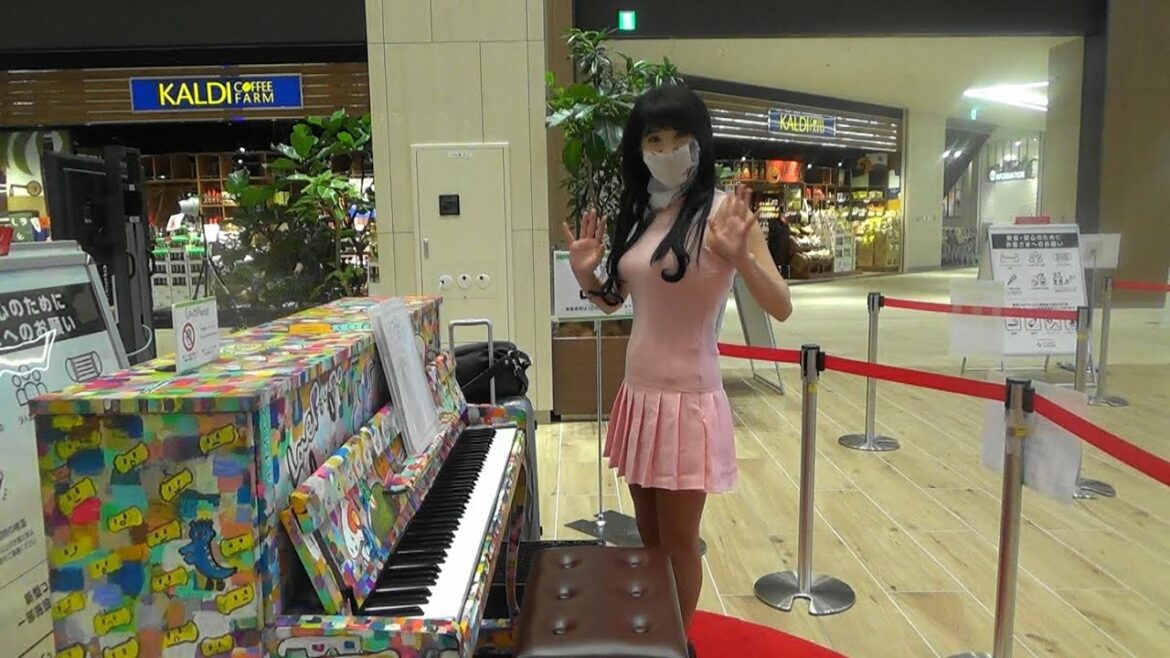ストリートピアノ♪新エースをねらえ!OP「青春にかけろ」piano お蝶夫人? コスプレ? cosplay Aim for the Ace! 有明ガーデンピアノ 歌詞付き字幕