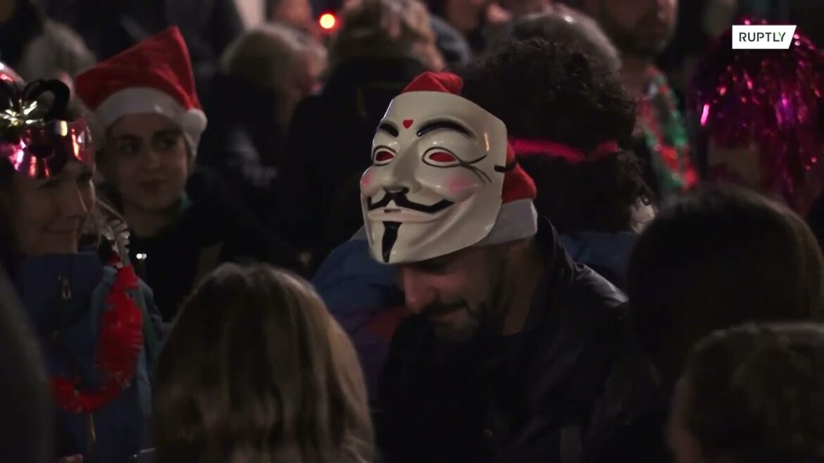 Spain: Anti-vaxxers stage rave in Barcelona to protest against COVID measures