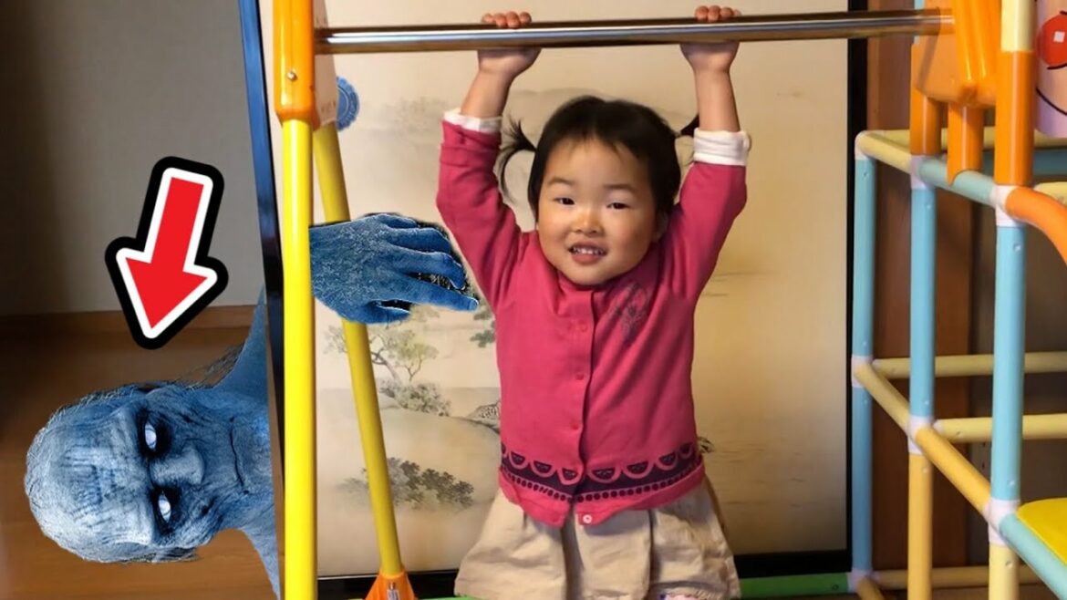 遊ぶここちゃんの背後からおばけが覗いてる…逃げろ…