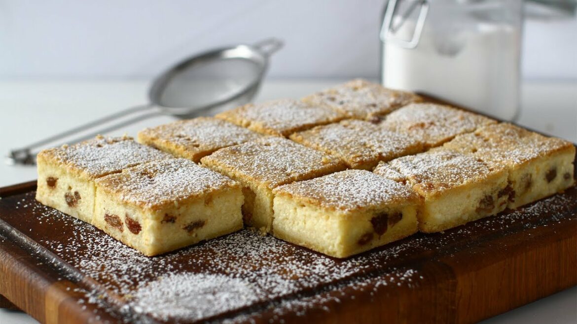 Prăjitură simplă cu brânză dulce și stafide | Laura Laurentiu