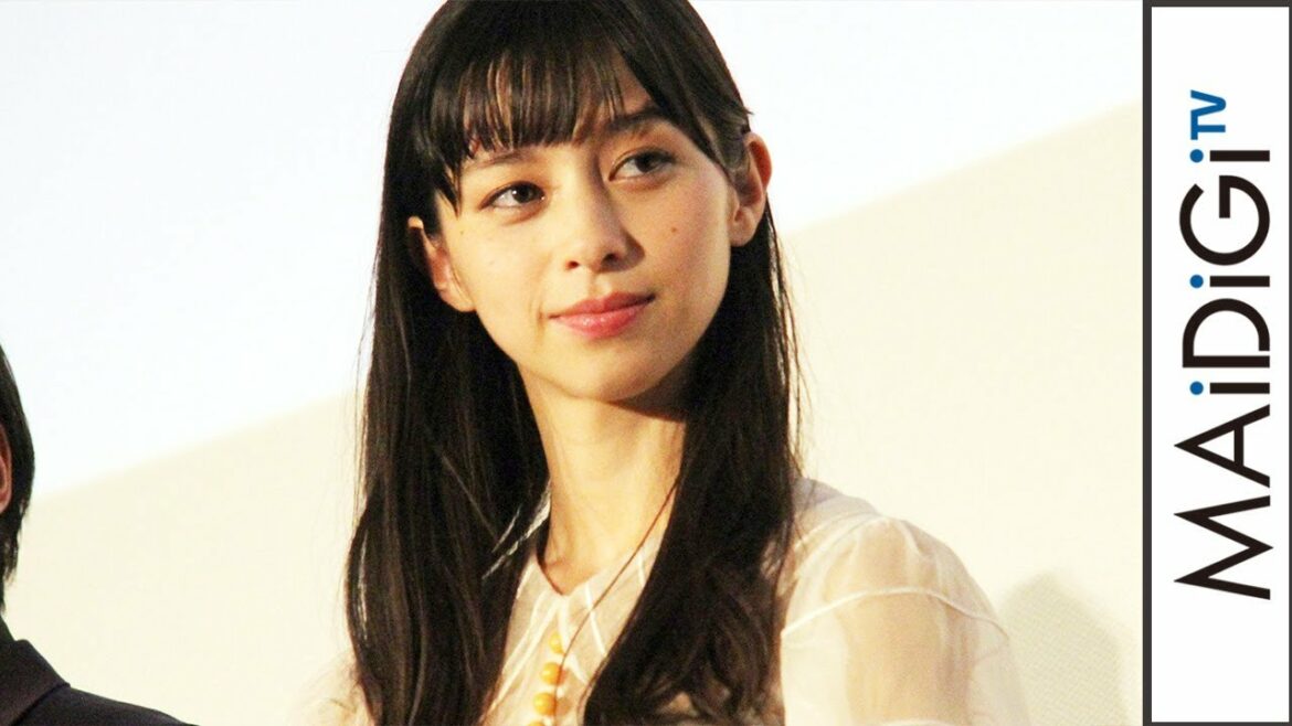中条あやみ、シースルーのモノトーン重ね着ワンピ 美脚で大人可愛いスタイル 映画「覆面系ノイズ」完成披露試写会2