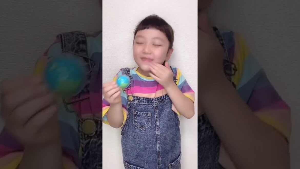 念願の地球グミを初めて食べる娘の映像で…まさかの食べられない!【再投稿】#Shorts