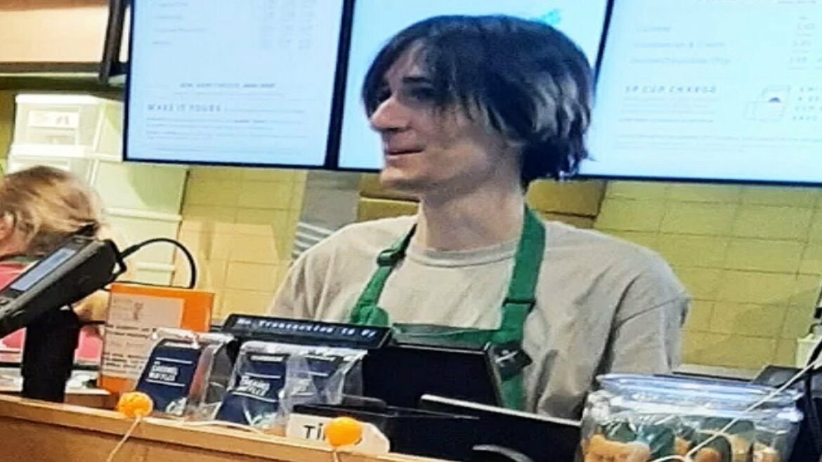 xQc Caught Working at Starbucks | Reddit Recap 288
