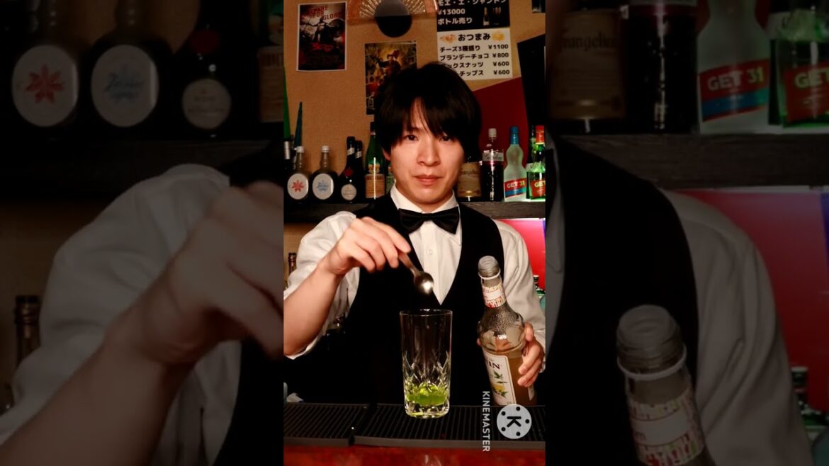 映画カクテル「モンスターズ・インク」を作ります🍸 サリーとマイクのコンビを表現した、甘くて飲みやすい味わいの一杯。「映画BARローマの休日」は、映画ファンの憩いの場として岡山で営業中!