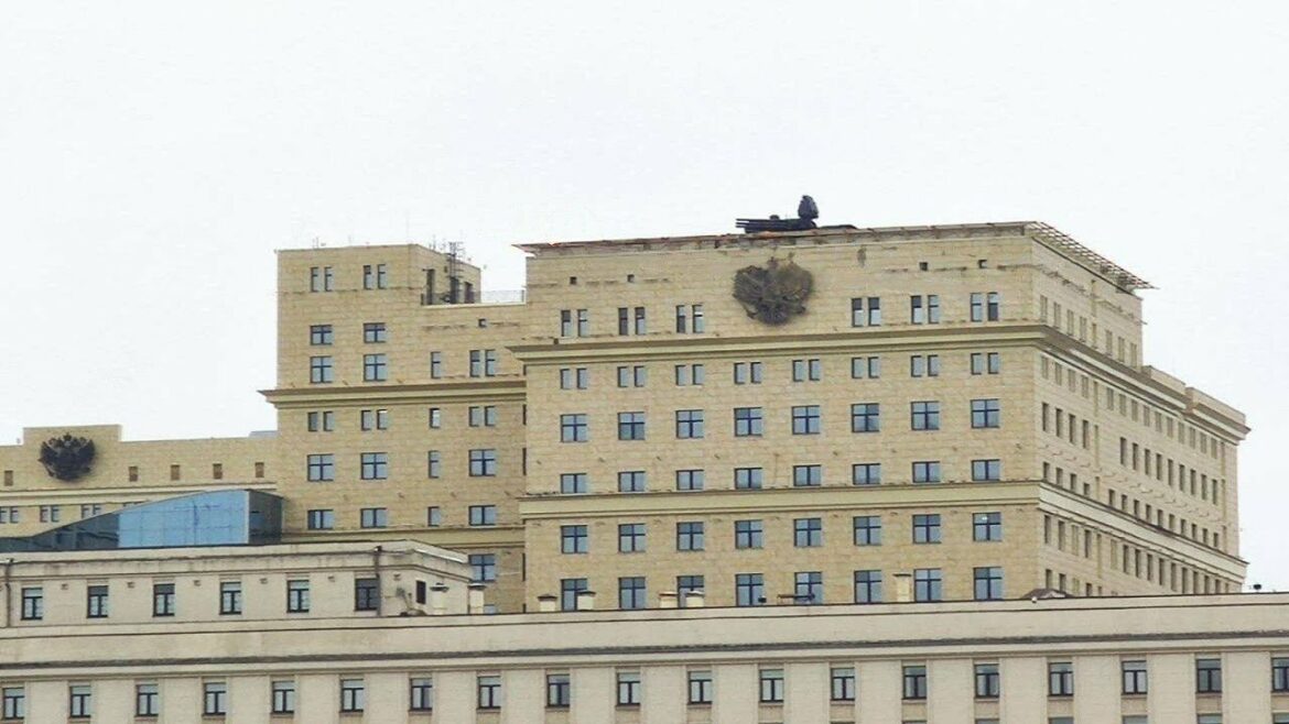 TAKE KYIV IN 3 DAYS? MOSKOW IS INSTALLING AIR DEFENSE ON GOVERMENT BUILDINGS || 2023