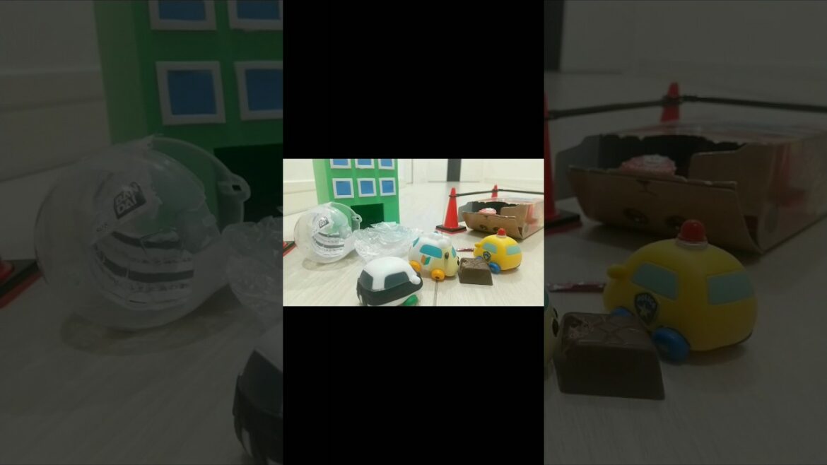 【PUI PUI Molcar】アビーは空腹なのでモルカーチョコを食べます。#shorts/Abbey's hungry.