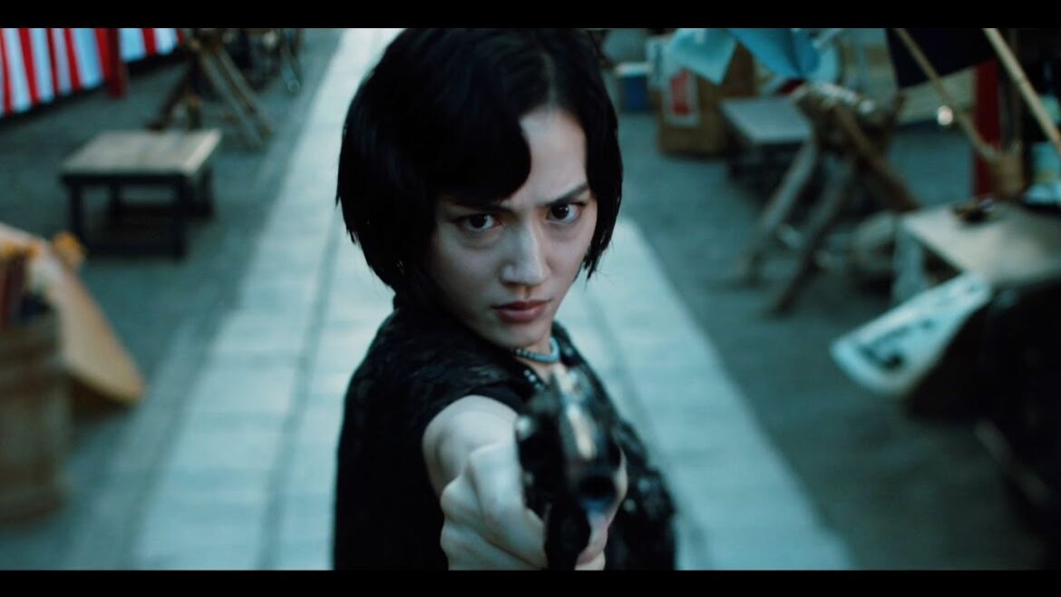 綾瀬はるか、ドレスをまくり華麗に銃を抜く!ド派⼿アクションの連続 映画『リボルバー・リリー』