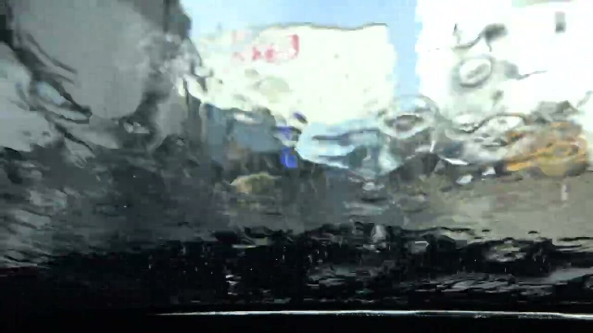 洗車機で洗車。車載動画。ガソリンスタンド。 Car Wash Machine Gas station, Car Wash tunnel Machine,