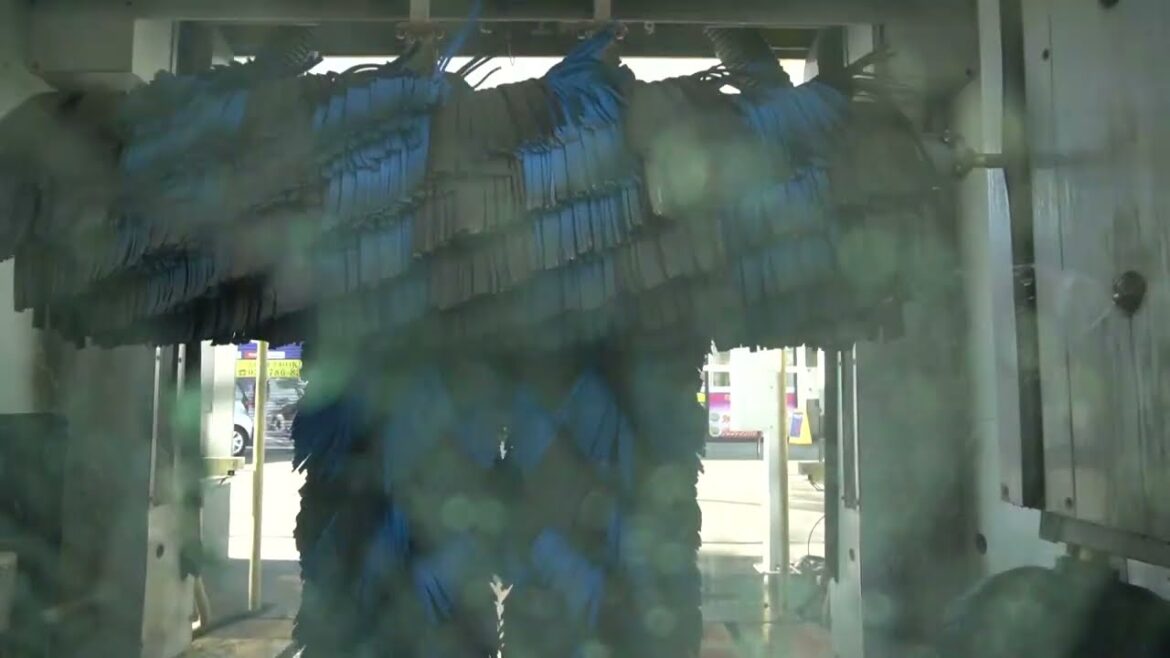 洗車機で洗車。車載動画。ガソリンスタンド。 Car Wash Machine Gas station, Car Wash tunnel Machine,