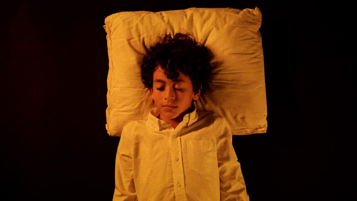 Llunr – wake up. (Official Video)