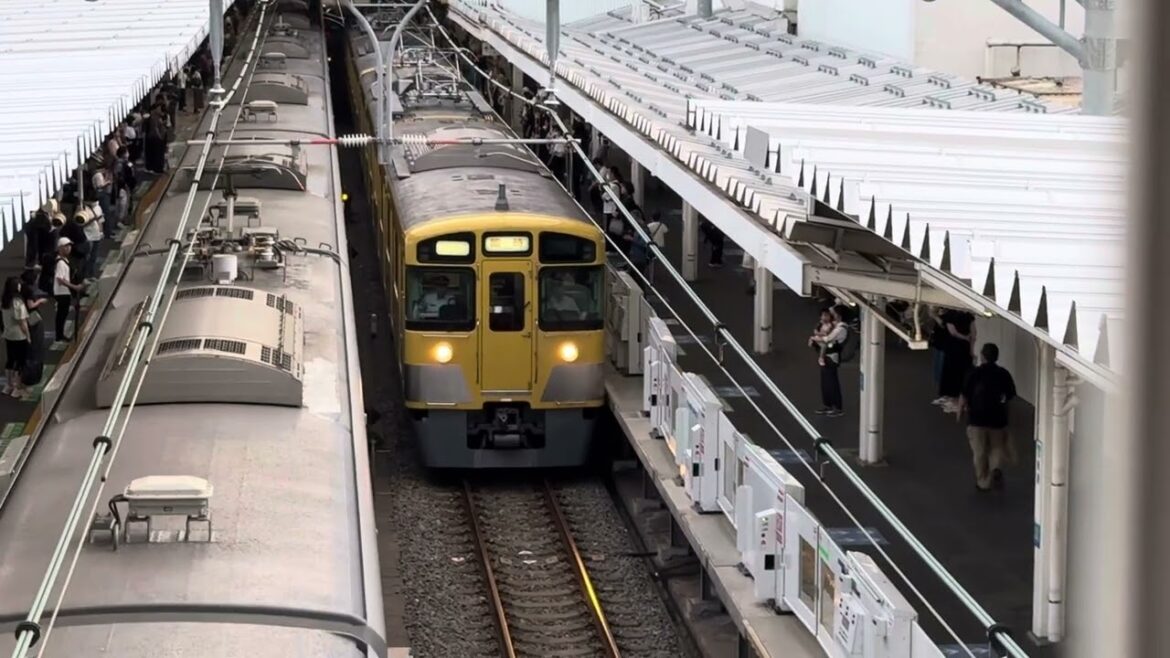 【アニメ「終末トレインどこへ行く？」のイベント列車！】　西武新2000系　2463編成＋2465編成　臨時ツアー列車「終末トレインどこへいく？撮りにいく？乗りにいく？」　返却回送　所沢駅を発車！