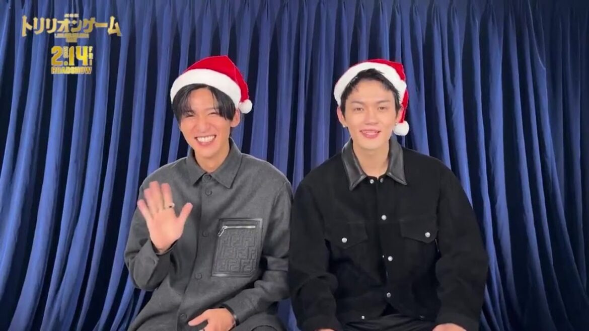 目黒蓮＆佐野勇斗がサンタ帽をかぶって「メリークリスマス！」目黒はしっとりモードの佐野にニヤ顔