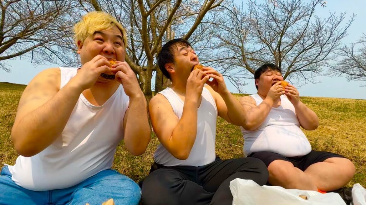 【ドムドム】花見しながら「春菊かき揚げバーガー」食うデブ