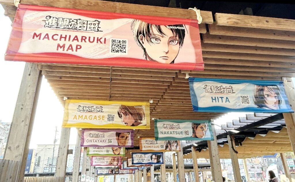 万博のアニメ・マンガツーリズムフェスにブースを出す日田市。市内では「進撃の巨人」ゆかりの地をＰＲしている＝日田市元町のＪＲ日田駅前
