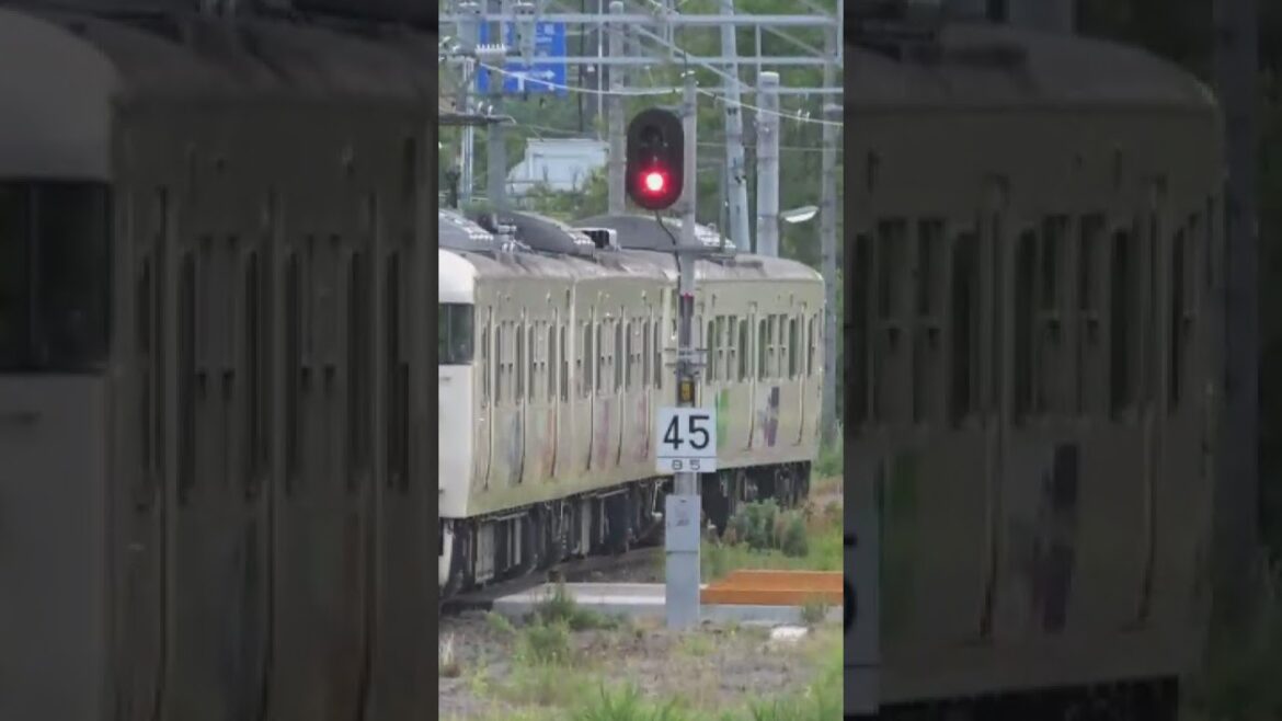 長めに警笛を鳴らして、しなの鉄道北しなの線牟礼駅を発車した、しなの鉄道115系S11編成「アニメ(Turkey！)ラッピングトレイン」。