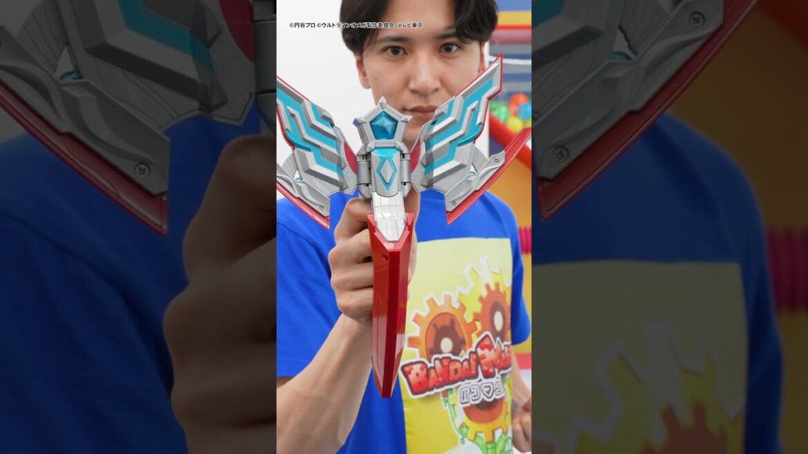 【#ウルトラマンオメガ】変身アイテム「DXオメガスラッガー」でウルトラマンオメガに変身！【バンダイ公式】 #Shorts #バンダイ #バンマニ