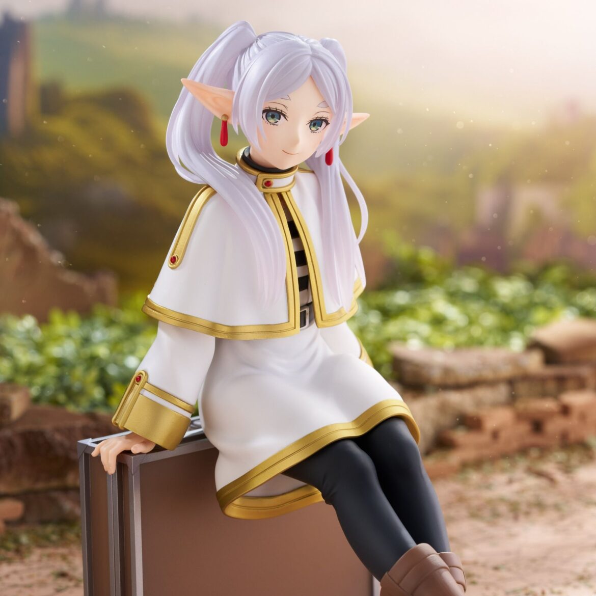 「葬送のフリーレン」よりトランクに腰かけるフリーレンがプライズフィギュア「Desktop Cute」で商品化決定！ - HOBBY Watch