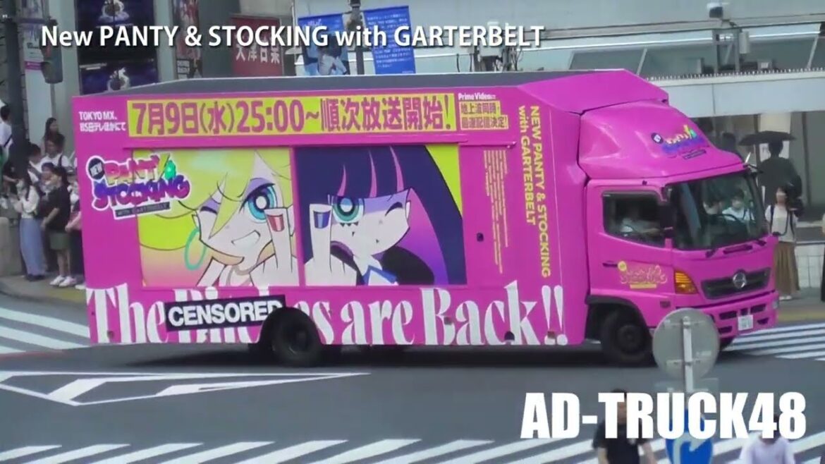 ピンクにラッピングされた「New PANTY & STOCKING with GARTERBELT」をPRするアドトラック シースルーとパンティとストッキングが乗っています