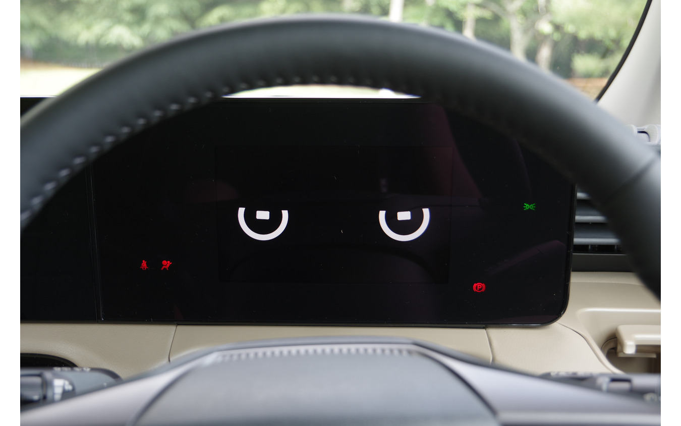 エンジンをオンにすると、メーターディスプレイにもデリカミニの眼のアニメーションが