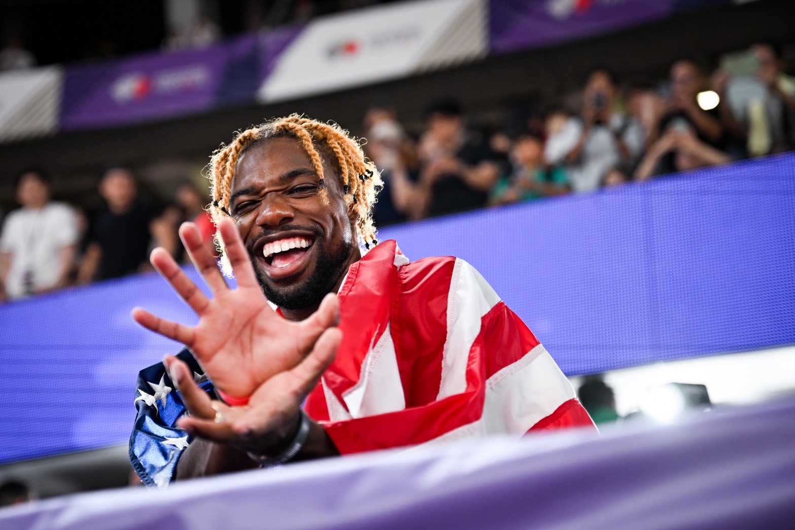 かめはめ波ポーズを決めるライルズ【写真：中戸川知世】