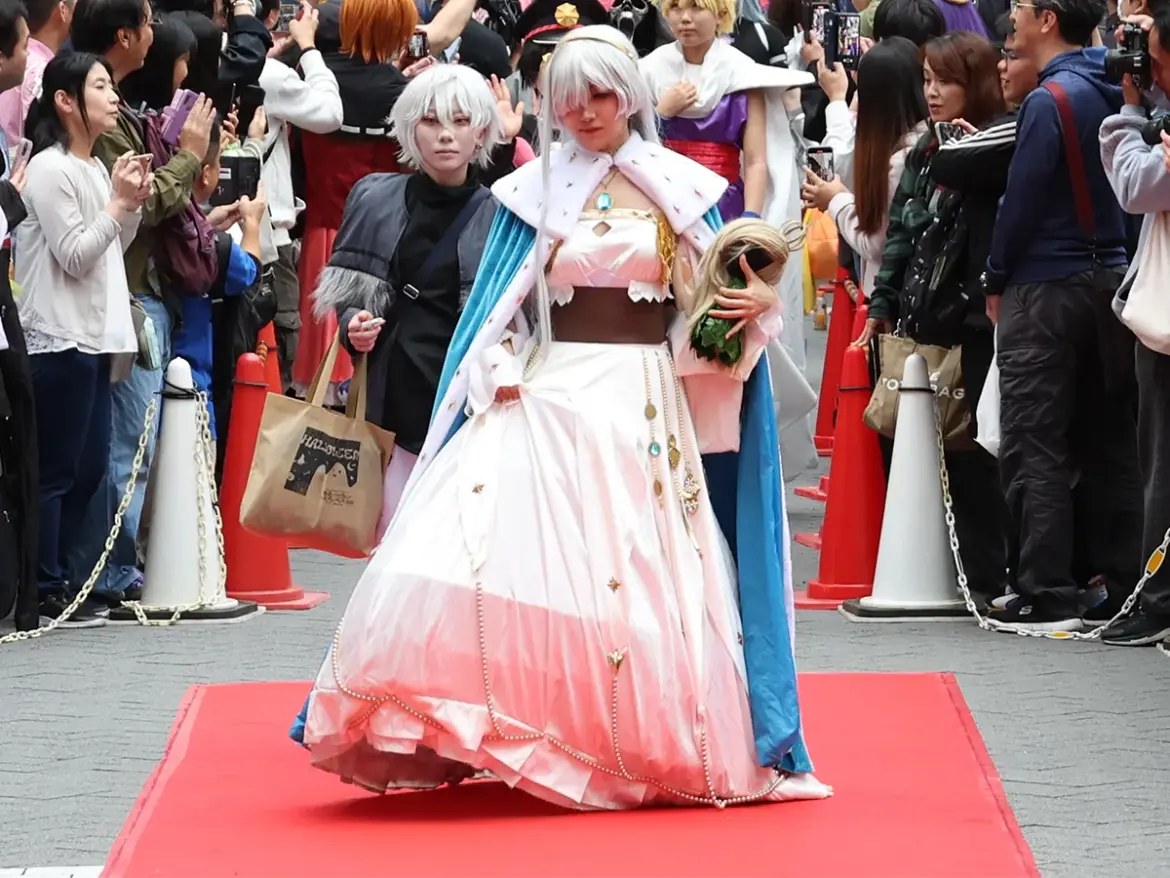 400人のコスプレイヤーが街中を歩く! 一大イベントが始まった深刻なワケが… – grapee.jp レッドカーペットを歩くコスプレイヤーたちの写真