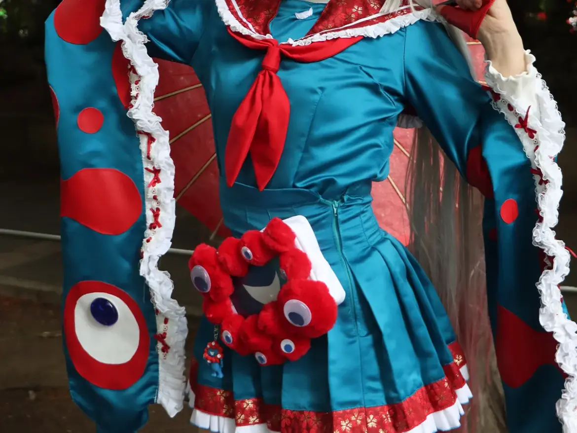 ミャクミャクが擬人化!? 『池ハロ』参加者がコスプレにかける思いとは【独自取材】 – grapee.jp ミャクミャクに扮するコスプレイベントの参加者の写真(撮影:grape編集部)