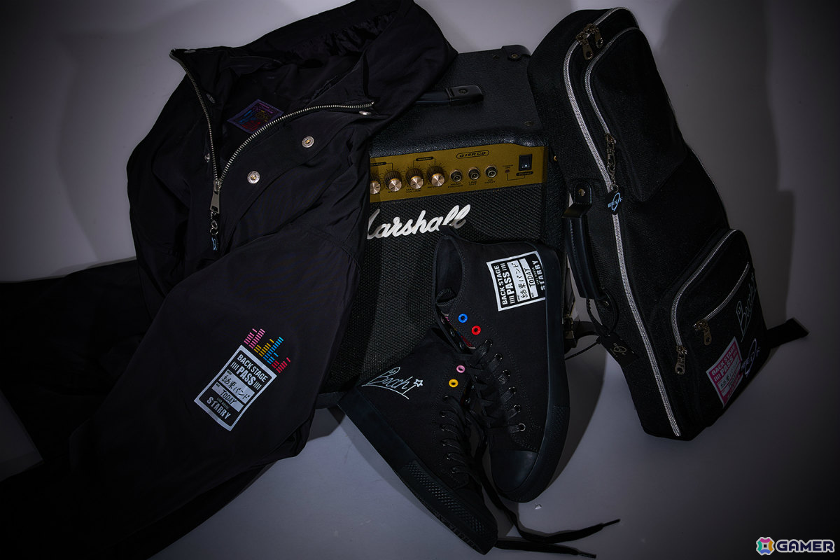 アニメ「ぼっち・ざ・ろっく!」ギターケース風ボディバッグや下北沢の地図をイメージしたアウター、ぼっちのサイン入りスニーカーが登場の画像