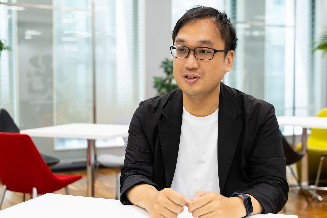 nippon.comのオフィスでインタビューに応えてくれた山本さん