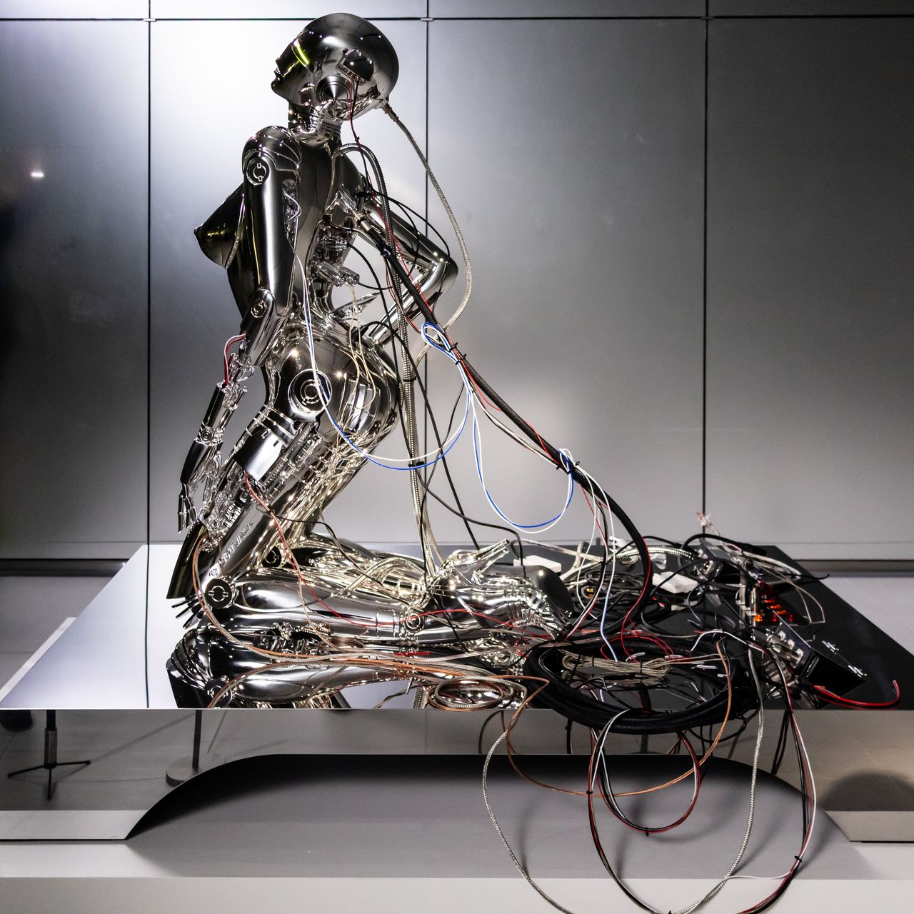 草薙素子をモデルにした空山基の新作彫像《Sexy Robot_The Ghost in the Shell type 1》　© Hajime Sorayama. Courtesy of NANZUKA. © Shirow Masamune / KODANSHA