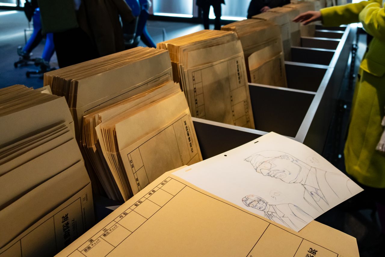 複製原画を収めたカット袋を掘り起こし、持ち帰りできる有料体験