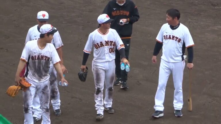 ノック・守備練習を終えた中山礼都・北村拓己・湯浅大選手と元木大介コーチ　/ 読売巨人軍・2022秋季宮崎キャンプ