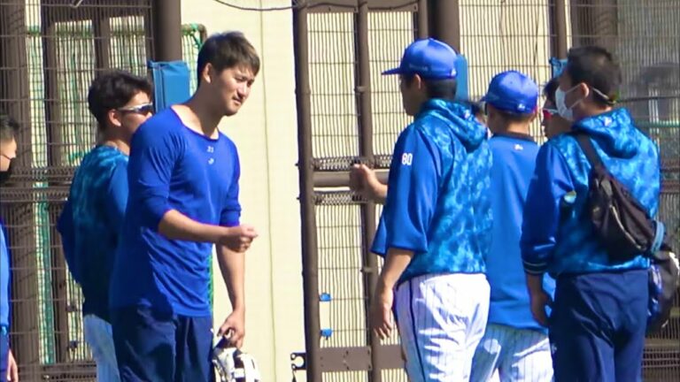 お世話になったコーチ陣に挨拶する三上朋也 横浜DeNAベイスターズ 2022/11/8