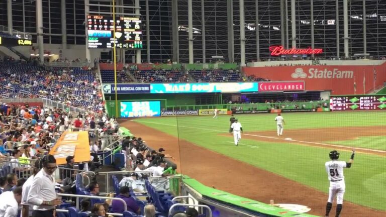 【MIA】イチロー選手 ネクストに登場で歓声 (マーリンズ・パーク)