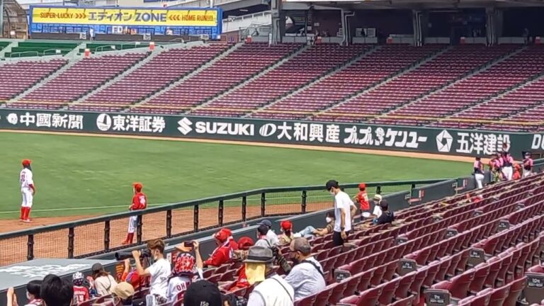 (ありがとう白濱裕太選手) 素晴らしいファンサービス！！！ 広島東洋カープ 白濱選手がスタンドの野球少女とキャッチボール(ウエスタン・リーグ)【プロ野球】