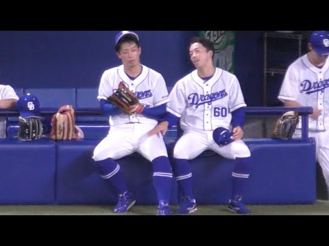 加藤翔平＆岡林勇希 試合前のイチャイチャ