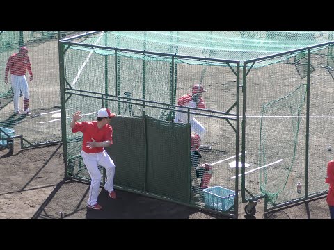 正随優弥とタイミングを合わせ指導方法を模索する新井良太コーチ