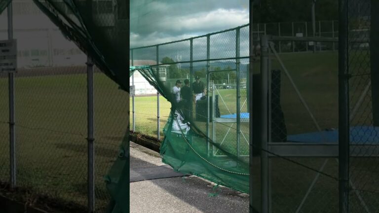 オリックス秋季キャンプ2022 雑談する宮城大弥と山﨑颯一郎とじゃれあう辻垣高良