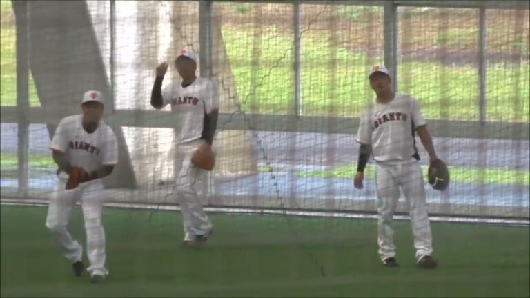 阿部慎之助コーチのノックを受ける喜多隆介・岸田行倫・亀田啓太捕手 / 読売巨人軍・2022秋季宮崎キャンプ最終日