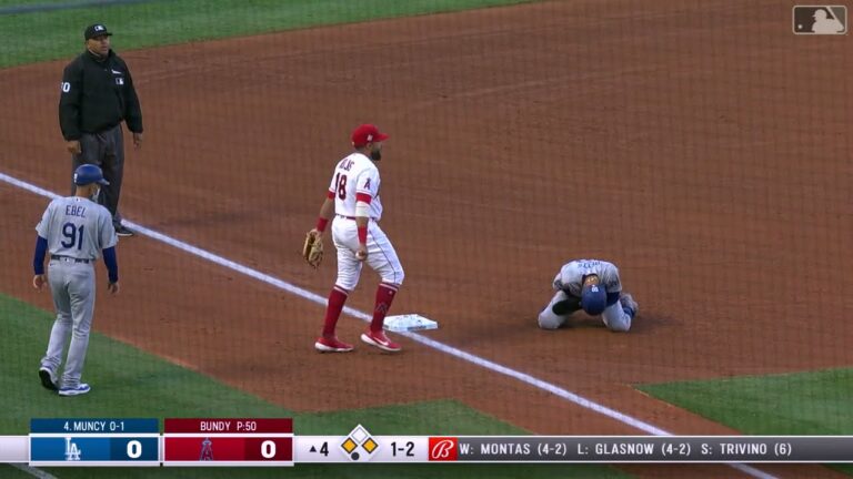 [MLB珍プレー] タッチがベッツの股間に...