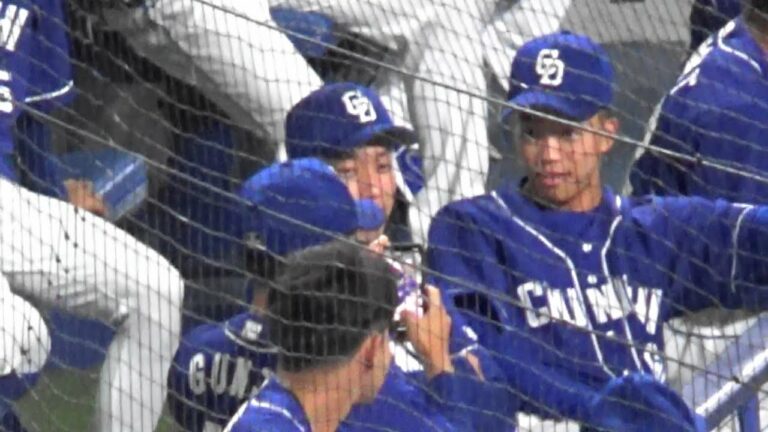 ドラゴンズ野手チームのファンフェスタ直前のベンチで２ショット写真を撮る加藤翔平＆岡林が可愛い