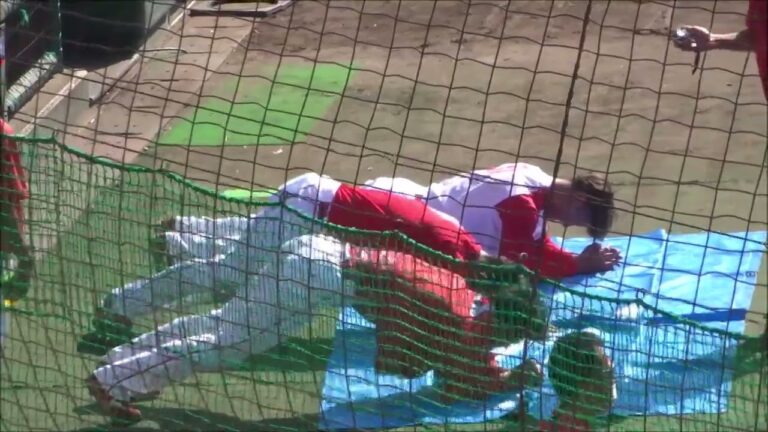 体幹トレーニングに悶絶する正隨優弥・宇草孔基選手ほか1名