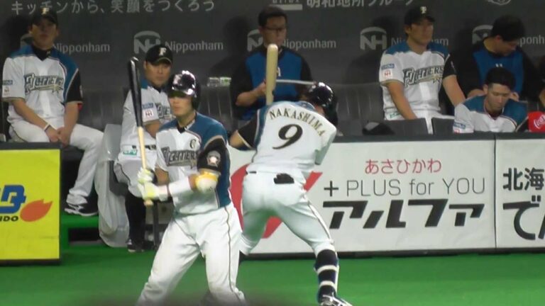 背中合わせでネクストに居る大野奨太&中島卓也@札幌ドーム 2016.08.18