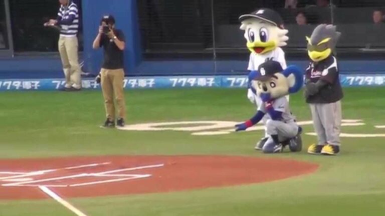 2015.06.10 ベースボール犬わさびを呼ぼうとするドアラ