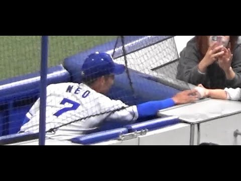 根尾昂キャッチボール後にうちわで応援してくれる子供へボールをプレゼント
