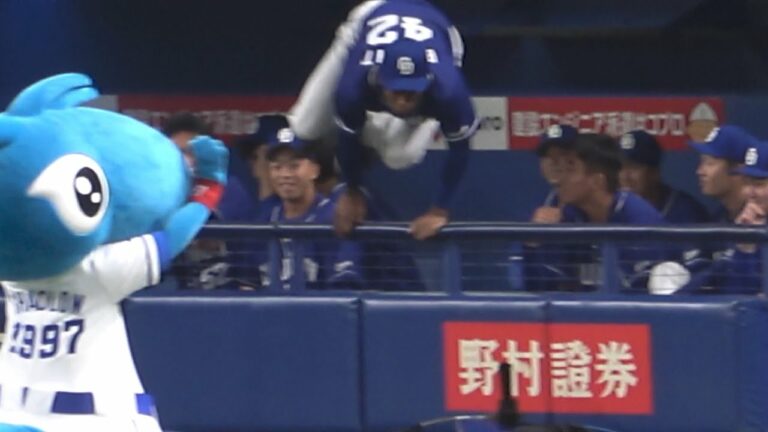 岡林が加藤翔平の帽子を投げ捨てる→ブライトが超高速で取りに行くシステム（笑） (2022/11/26)