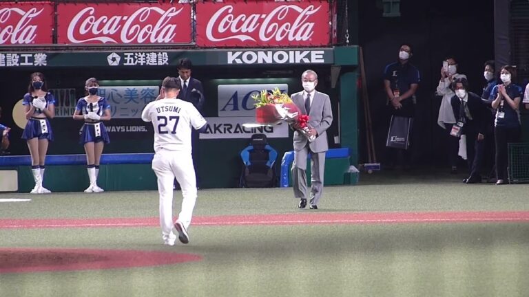 20220919 27内海哲也投手 引退セレモニー 堀内恒夫さんから花束贈呈