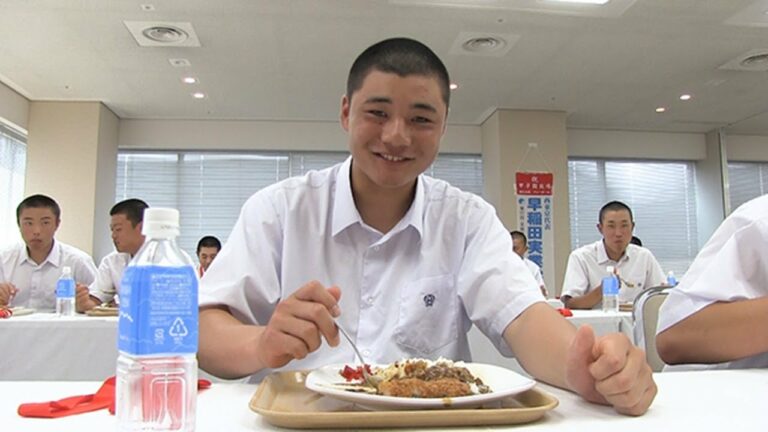 2015年　朝日新聞訪問時にカレーを食べる清宮幸太郎選手