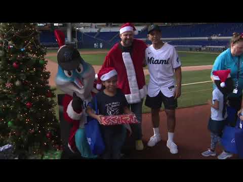[MLB] マーリンズのマスコット ビリー・ザ・マーリンがサンタに！子ども達にプレゼント！