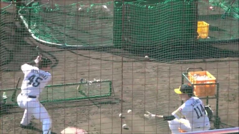 谷川原健太選手（ソフトバンクホークス・豊橋中央高卒）のトスバッティング（低めのボールを腰を落として）